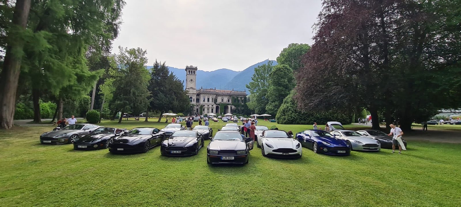 Sraz Aston Martin u historické vily