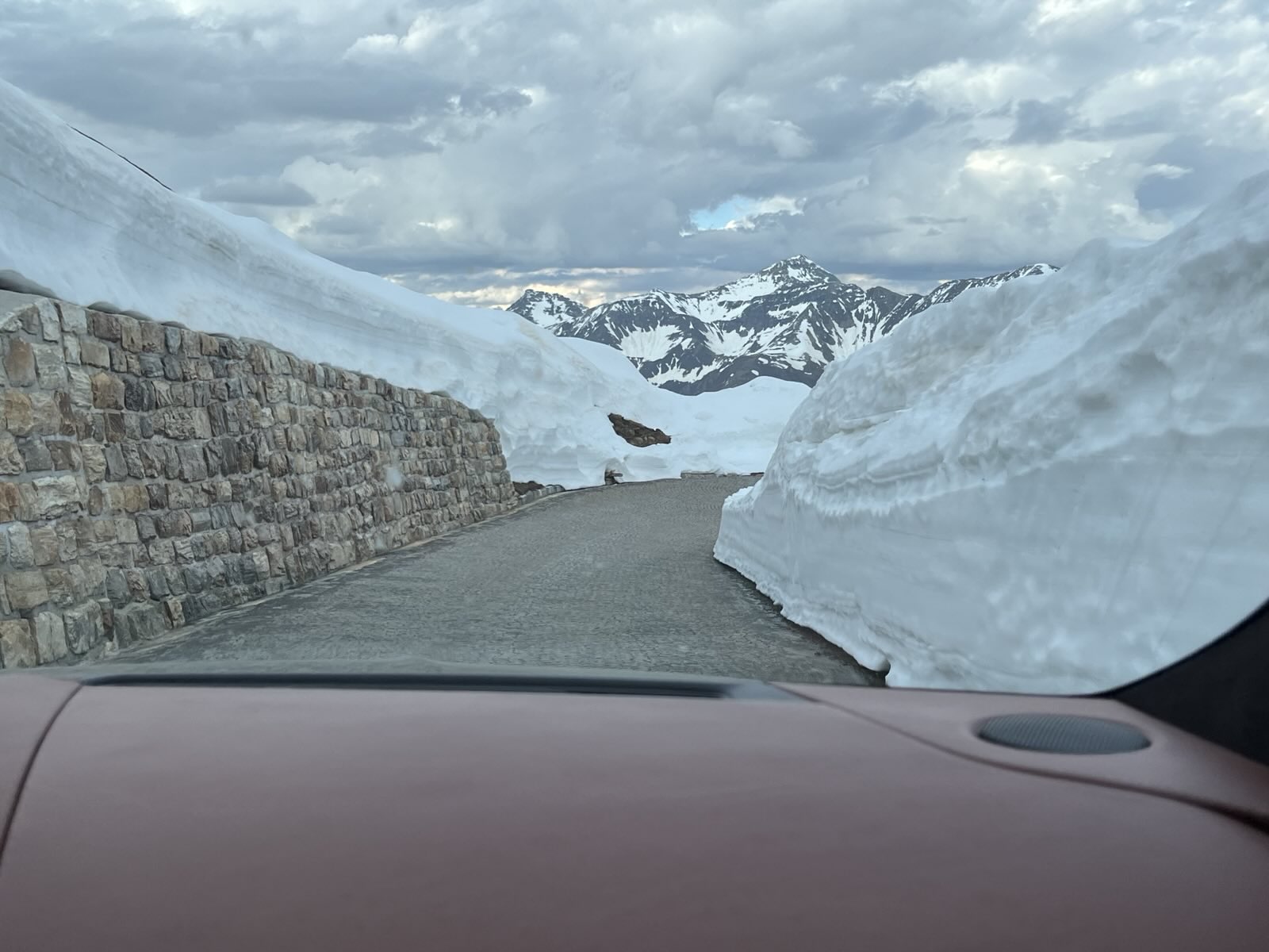 Aston Martin cesta sněhem
